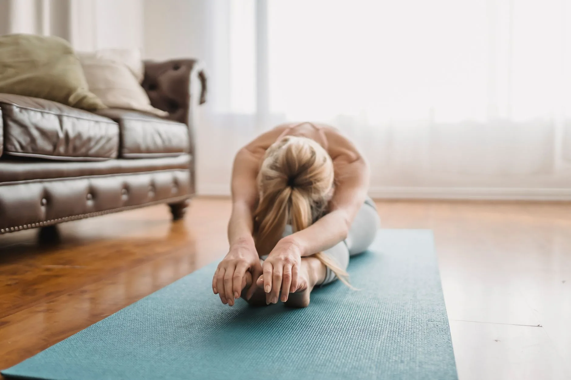 Yoga en casa o en centro: qué aporta ir a clase