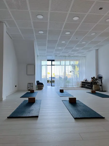AKASHA YOGA STUDIO - Centro de yoga en Oleiros - foto 2