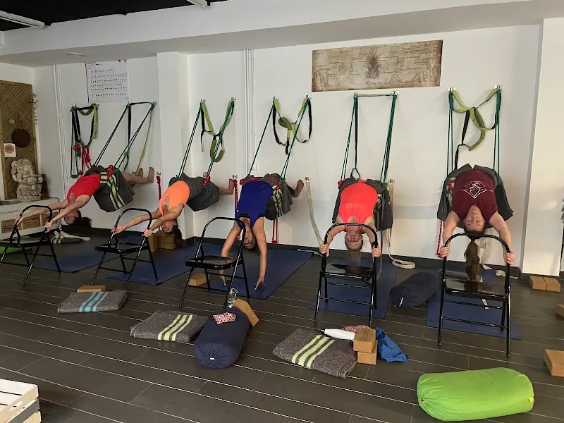 santosha tu centro de yoga