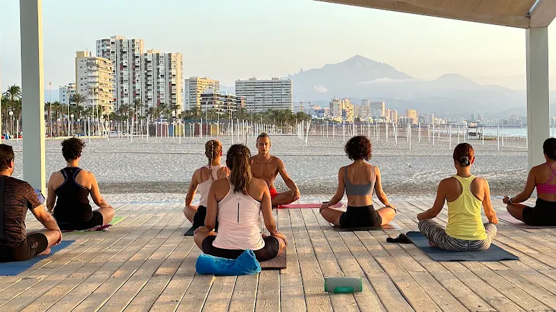 Yoga con @aleksa.demi - Centro de yoga en Alicante - foto 2