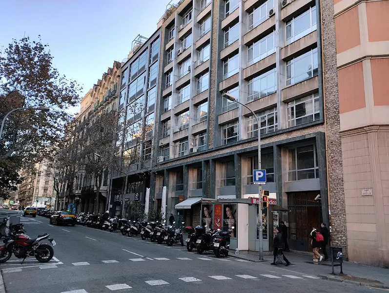 IOGA-BCN - Centre de Ioga Iyengar de l'Eixample de Barcelona - Centro de yoga en Barcelona - foto 2