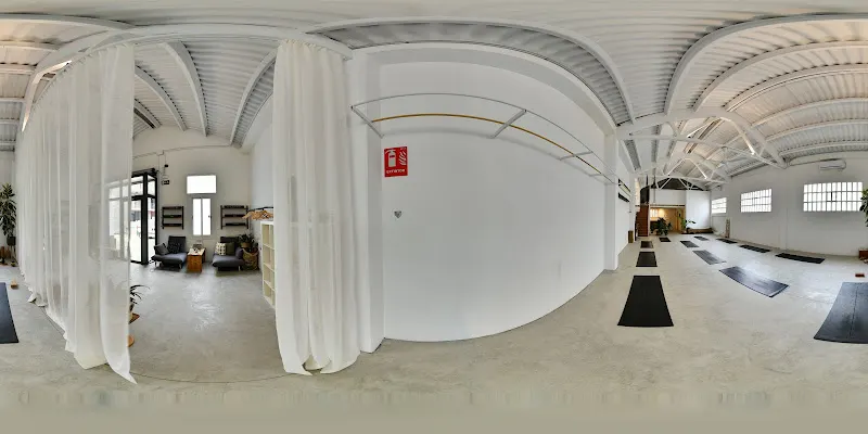 MANA YOGA LOFT SANT JUST - Centro de yoga en Esplugues de Llobregat - foto 2