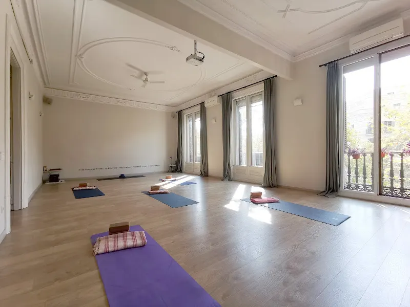 Yoga Mandiram Urquinaona - Tu Escuela de Yoga - Barcelona