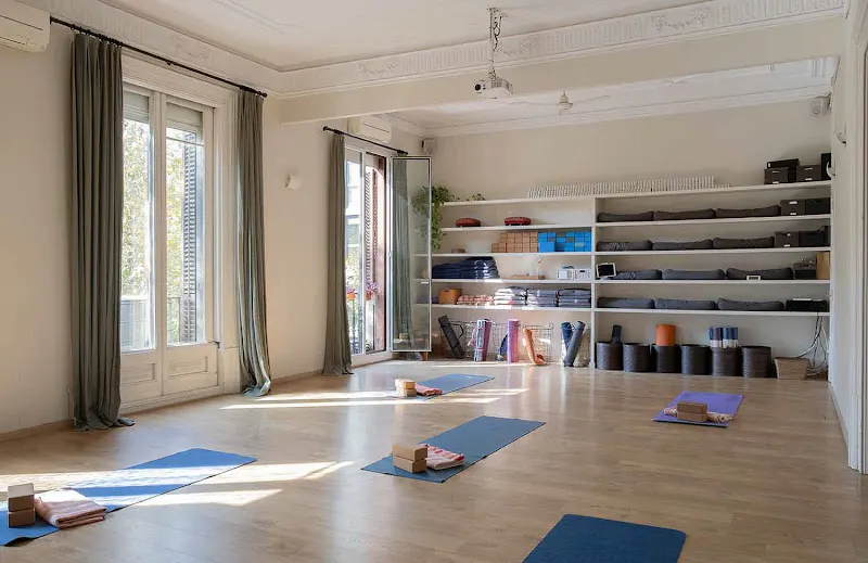 Yoga Mandiram Urquinaona - Tu Escuela de Yoga - Centro de yoga en Barcelona - foto 2