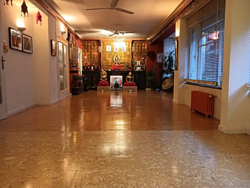 Academia de Yoga & Dharma - Centro de yoga en Granada - foto 2