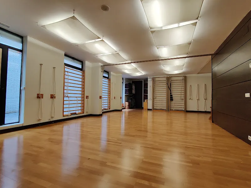 Escuela de Yoga Burgos SL - Centro de yoga en Burgos - foto 2