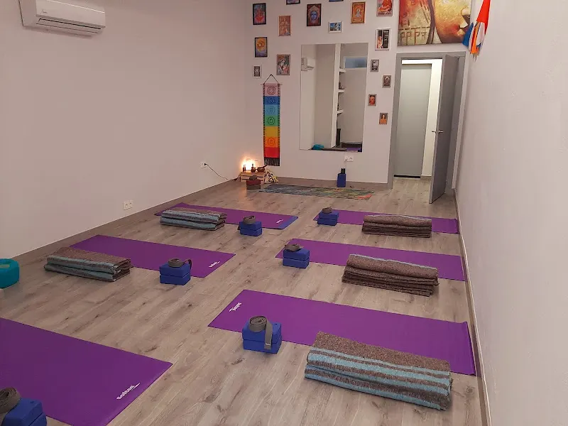 GranaYoga, centro de Yoga, Pilates y Masajes - Centro de salud y bienestar en Granada - foto 2