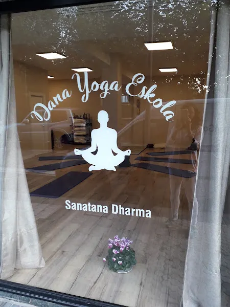 Dana Yoga Eskola, Reiki, Yoga, Masaje Ayurveda y Coaching - Centro de yoga en Zarautz - foto 2