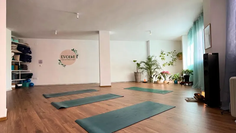 Evolve Yoga & Fitness Studio - Centro de yoga en Estepona - foto 3