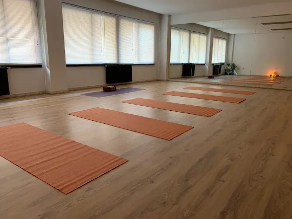 Yoga Maloka Estudio • Inside Flow Hatha Vinyasa Yoga - Ourense