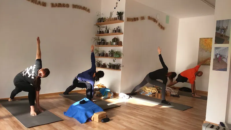 En cos i ànima: l'espai per al benestar de tota la família. - Centro de yoga en Salou - foto 2